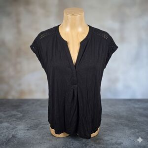 Cable & Gauge Black Short Sleeve V-Neck Top with Crochet Shoulders Large